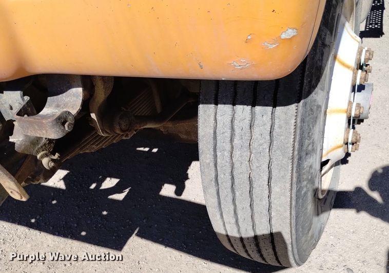 image for item DQ6140 1995 Ford LT9000 dump truck