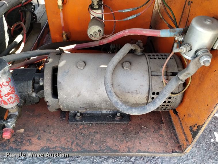 image for item DQ6150 1985 HunterLift 2152 scissor lift