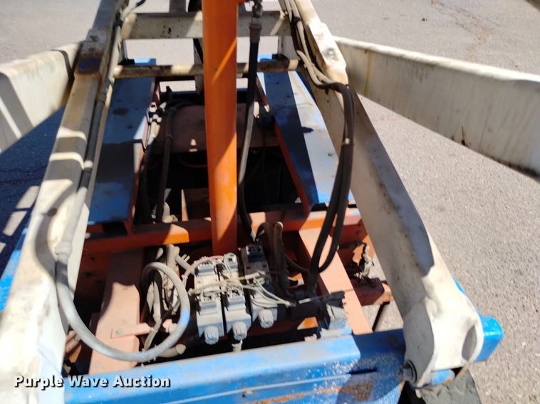 image for item DQ6150 1985 HunterLift 2152 scissor lift