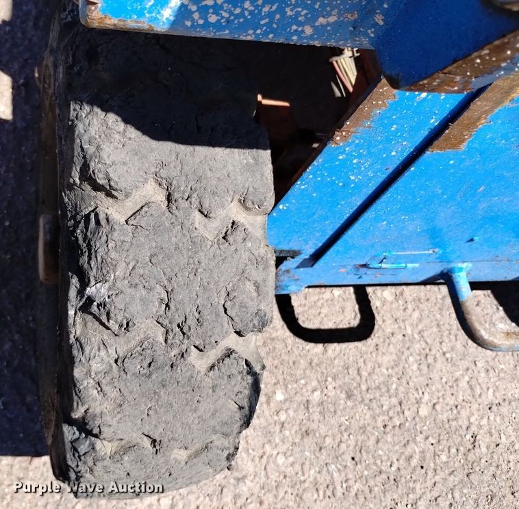 image for item DQ6150 1985 HunterLift 2152 scissor lift