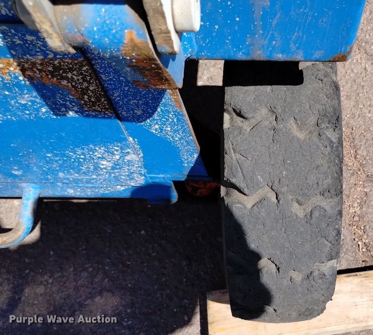 image for item DQ6150 1985 HunterLift 2152 scissor lift