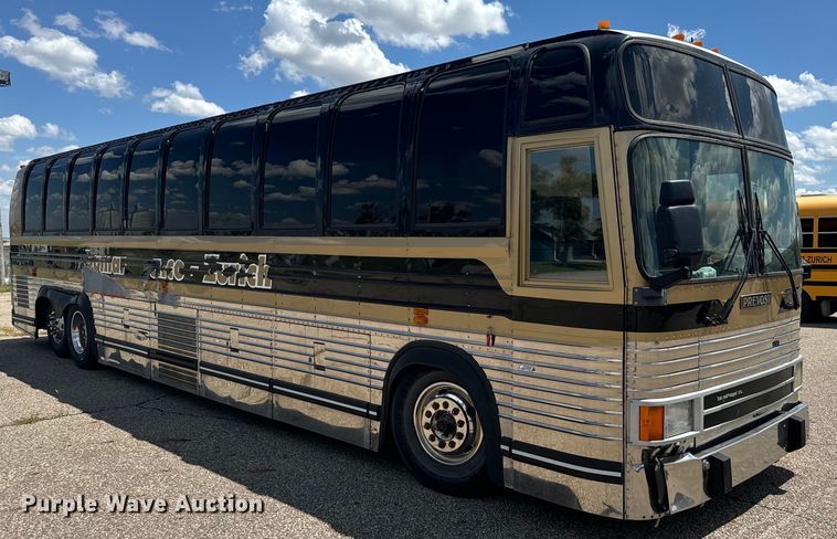 image for item DQ6833 1999 Prevost coach bus