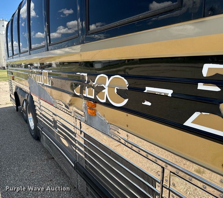 image for item DQ6833 1999 Prevost coach bus