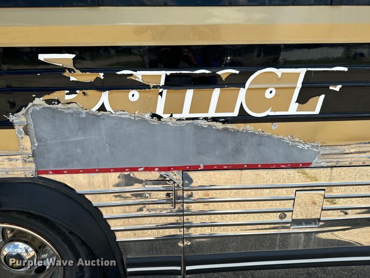 image for item DQ6833 1999 Prevost coach bus