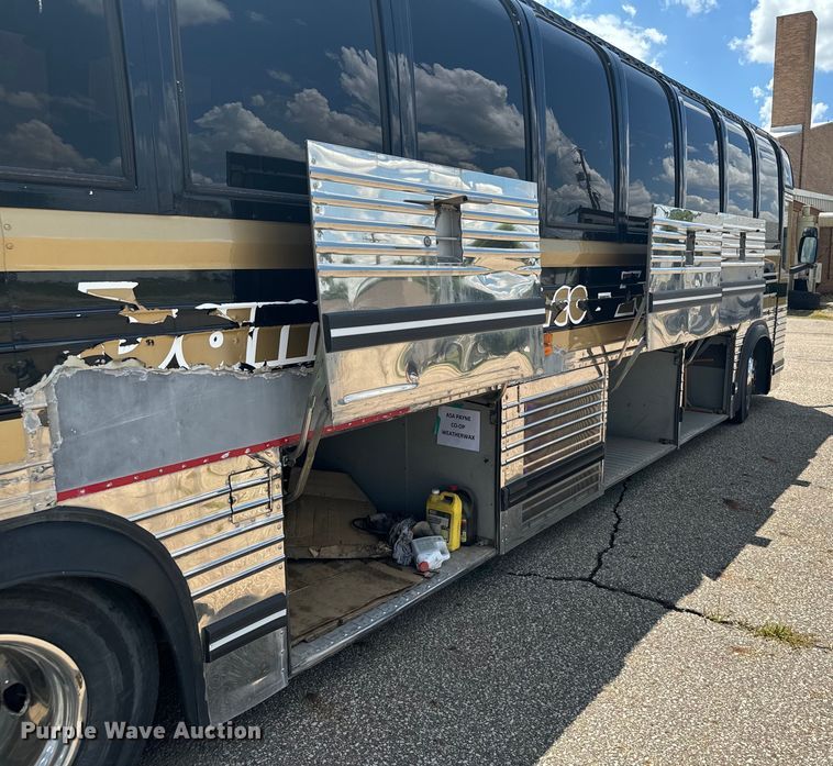 image for item DQ6833 1999 Prevost coach bus