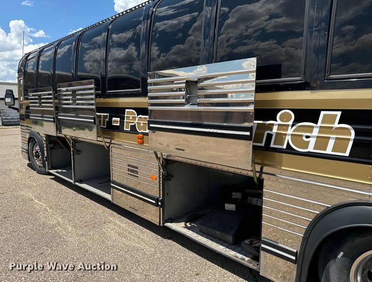 image for item DQ6833 1999 Prevost coach bus