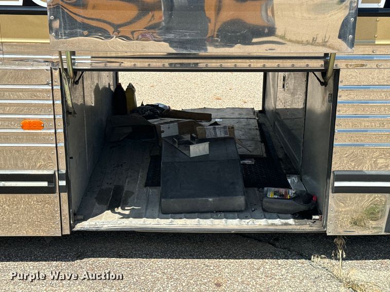 image for item DQ6833 1999 Prevost coach bus