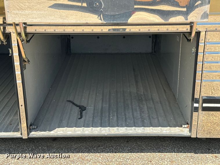 image for item DQ6833 1999 Prevost coach bus