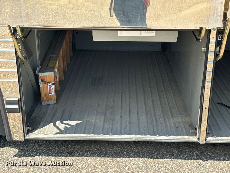 image for item DQ6833 1999 Prevost coach bus