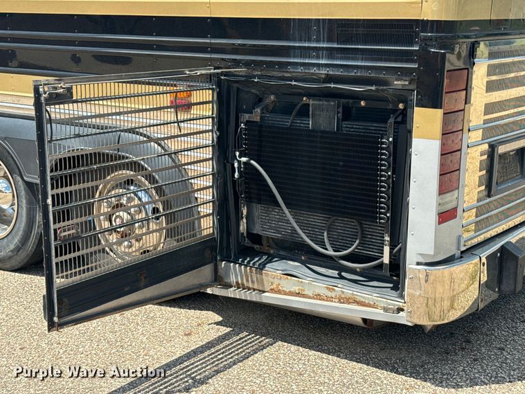 image for item DQ6833 1999 Prevost coach bus