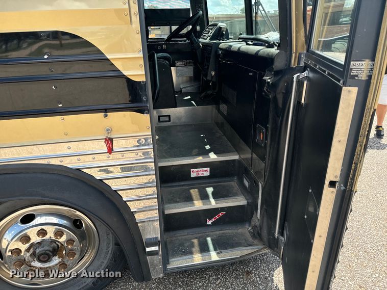 image for item DQ6833 1999 Prevost coach bus