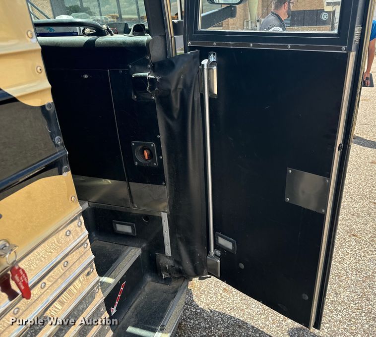 image for item DQ6833 1999 Prevost coach bus