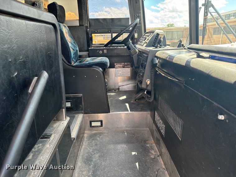 image for item DQ6833 1999 Prevost coach bus