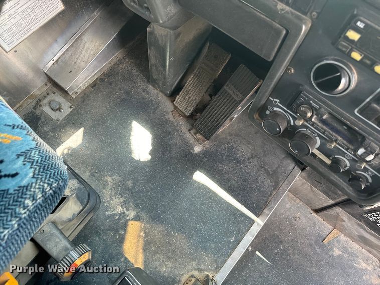 image for item DQ6833 1999 Prevost coach bus