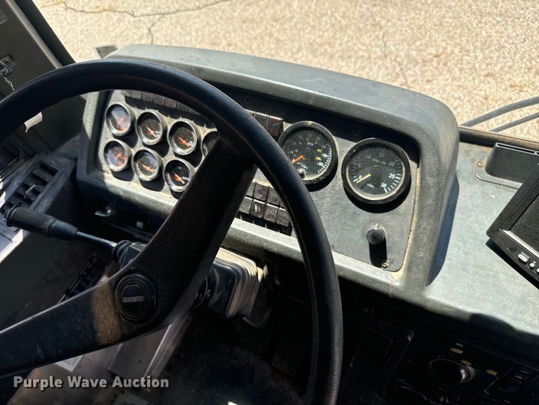 image for item DQ6833 1999 Prevost coach bus