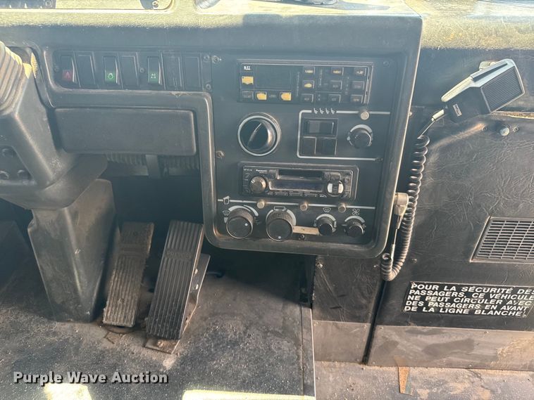 image for item DQ6833 1999 Prevost coach bus