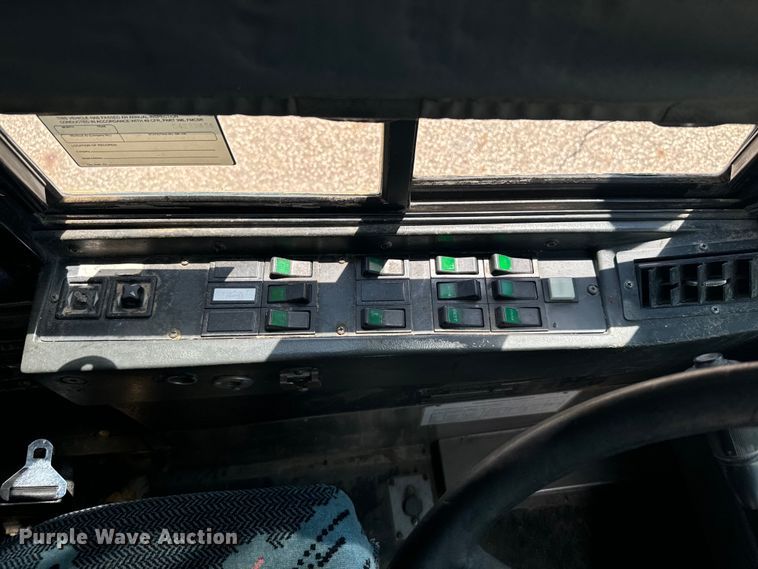 image for item DQ6833 1999 Prevost coach bus