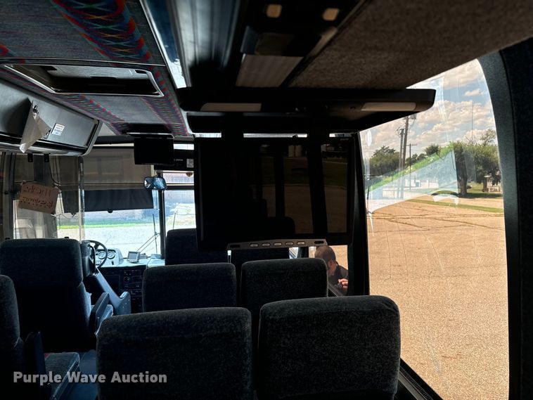 image for item DQ6833 1999 Prevost coach bus