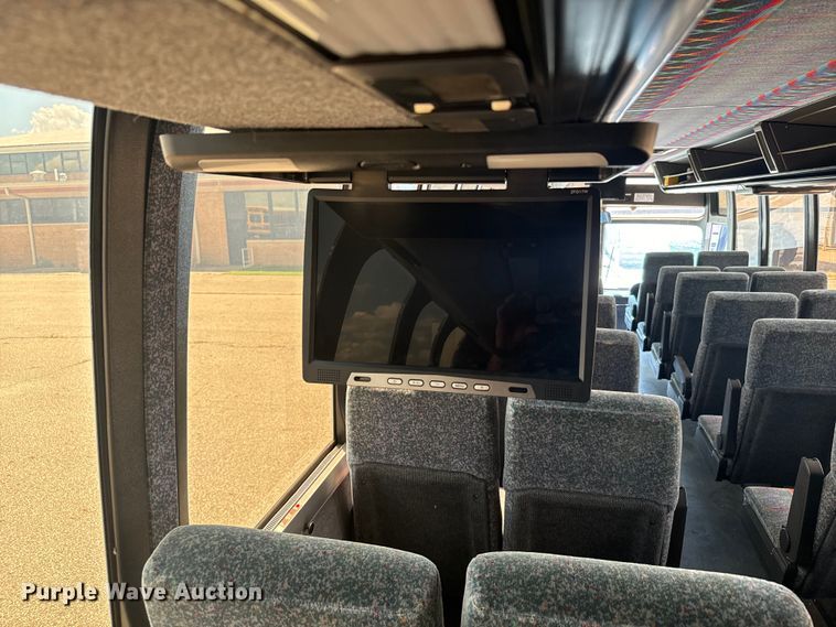 image for item DQ6833 1999 Prevost coach bus