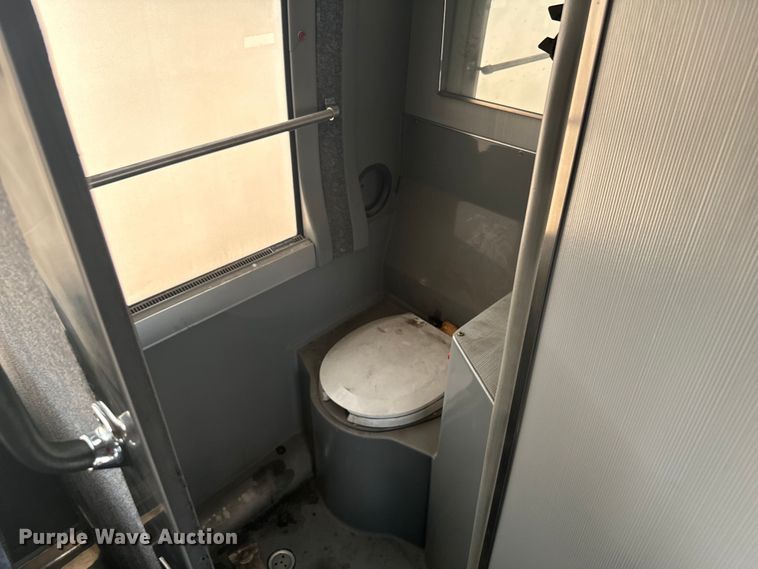 image for item DQ6833 1999 Prevost coach bus