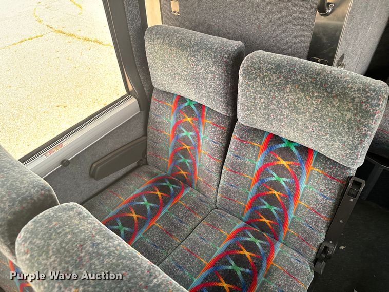 image for item DQ6833 1999 Prevost coach bus