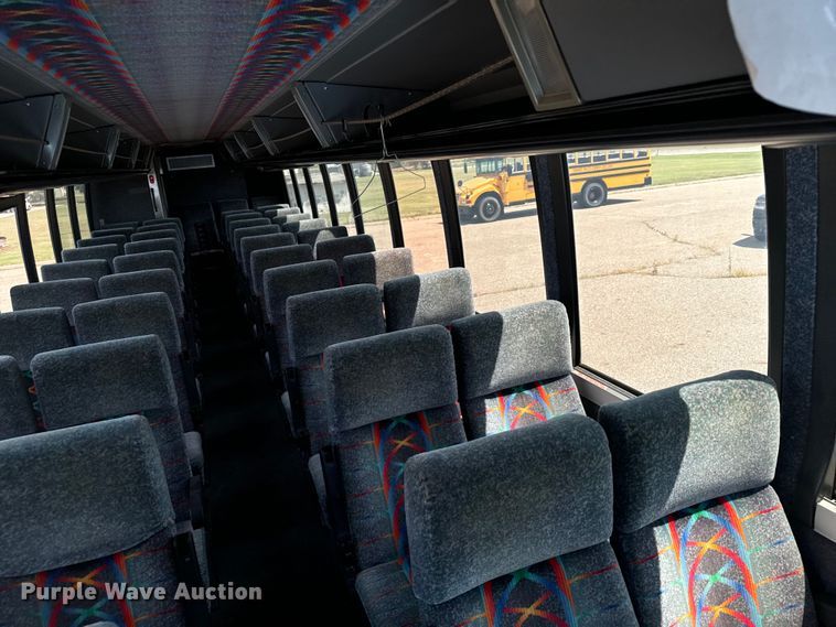 image for item DQ6833 1999 Prevost coach bus