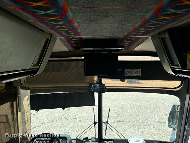 image for item DQ6833 1999 Prevost coach bus