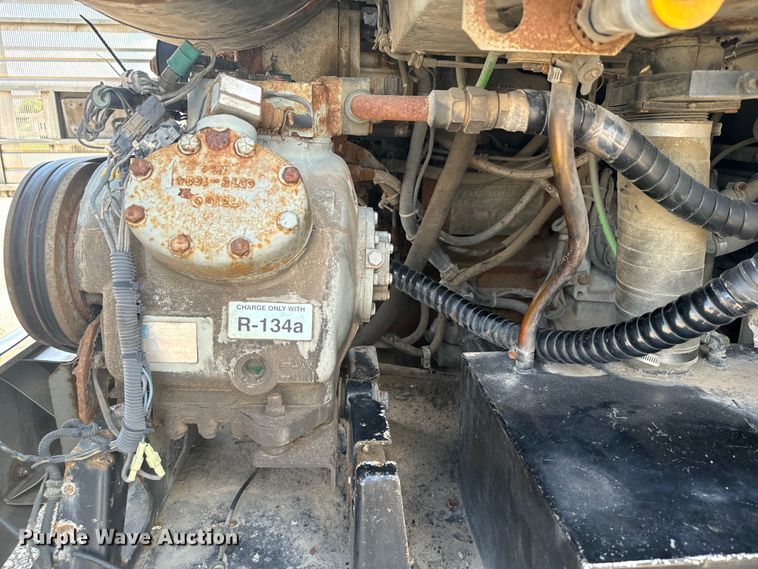 image for item DQ6833 1999 Prevost coach bus