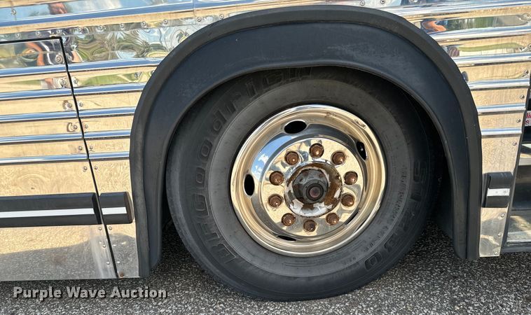 image for item DQ6833 1999 Prevost coach bus