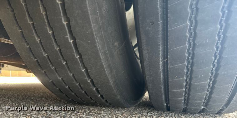 image for item DQ6833 1999 Prevost coach bus