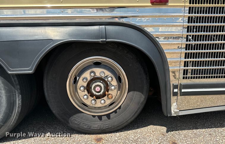 image for item DQ6833 1999 Prevost coach bus