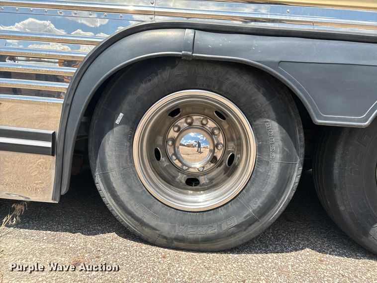 image for item DQ6833 1999 Prevost coach bus