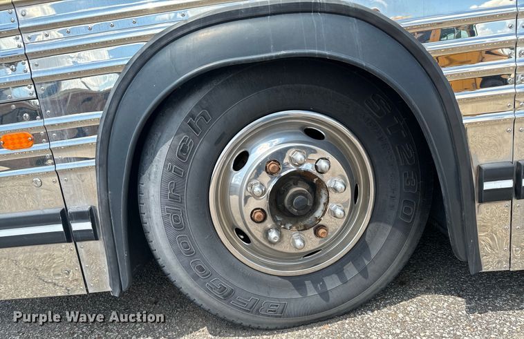 image for item DQ6833 1999 Prevost coach bus