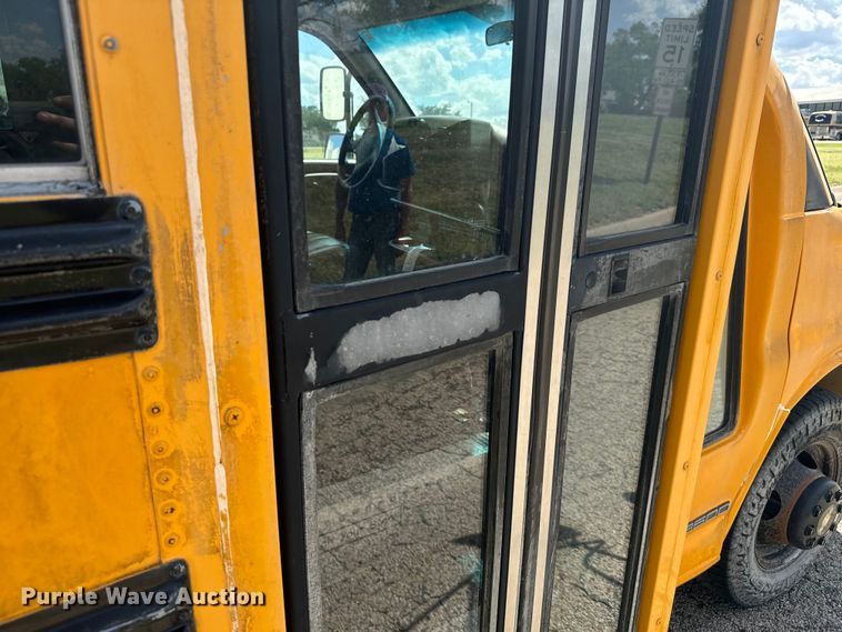 image for item DQ6834 2001 Chevrolet  Express school bus