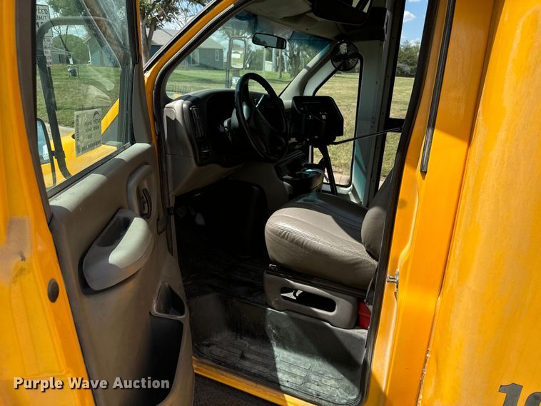 image for item DQ6834 2001 Chevrolet  Express school bus