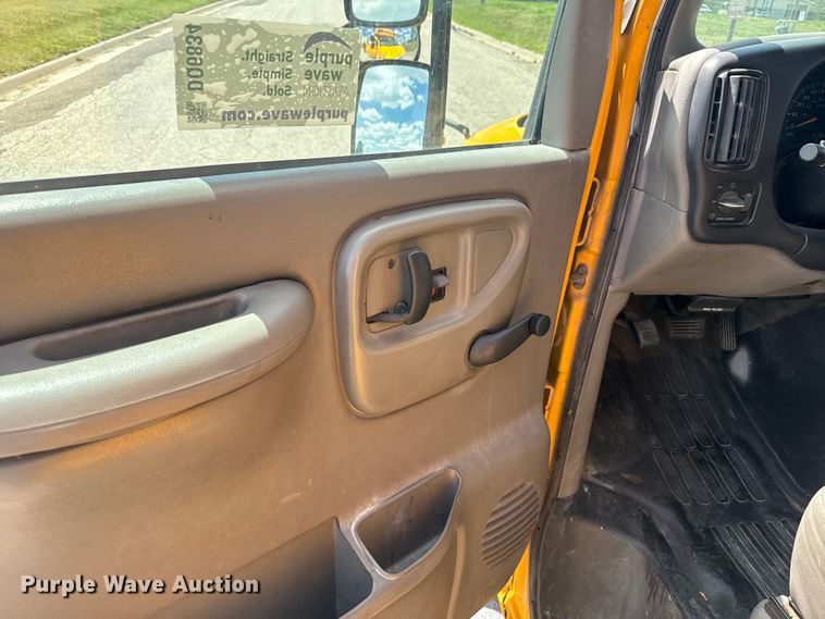 image for item DQ6834 2001 Chevrolet  Express school bus