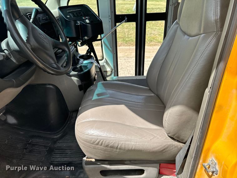 image for item DQ6834 2001 Chevrolet  Express school bus