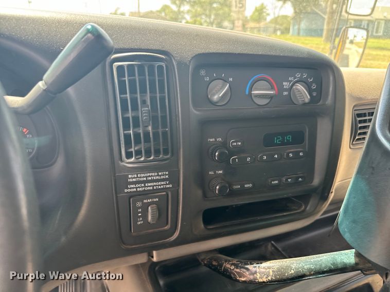 image for item DQ6834 2001 Chevrolet  Express school bus