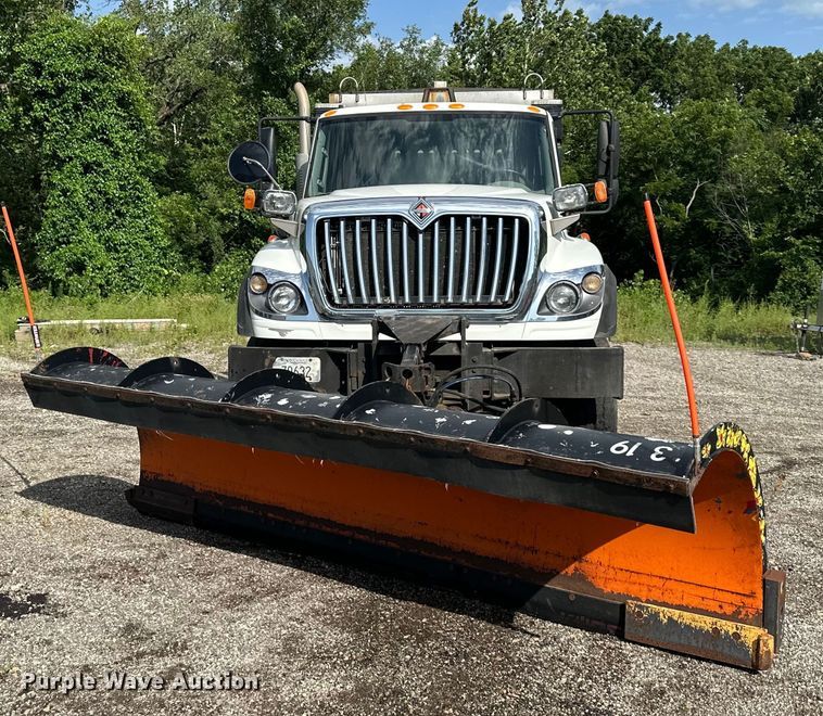 image for item DS4183 2011 International  Workstar  spreader truck