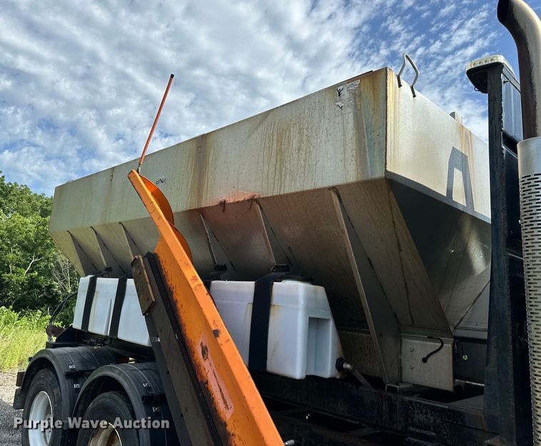 image for item DS4183 2011 International  Workstar  spreader truck