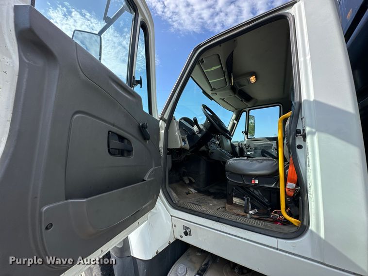 image for item DS4183 2011 International  Workstar  spreader truck