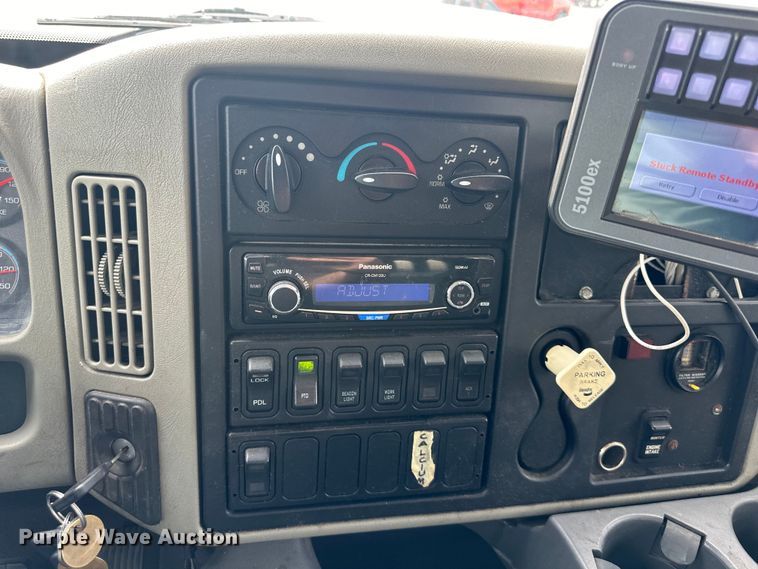 image for item DS4183 2011 International  Workstar  spreader truck