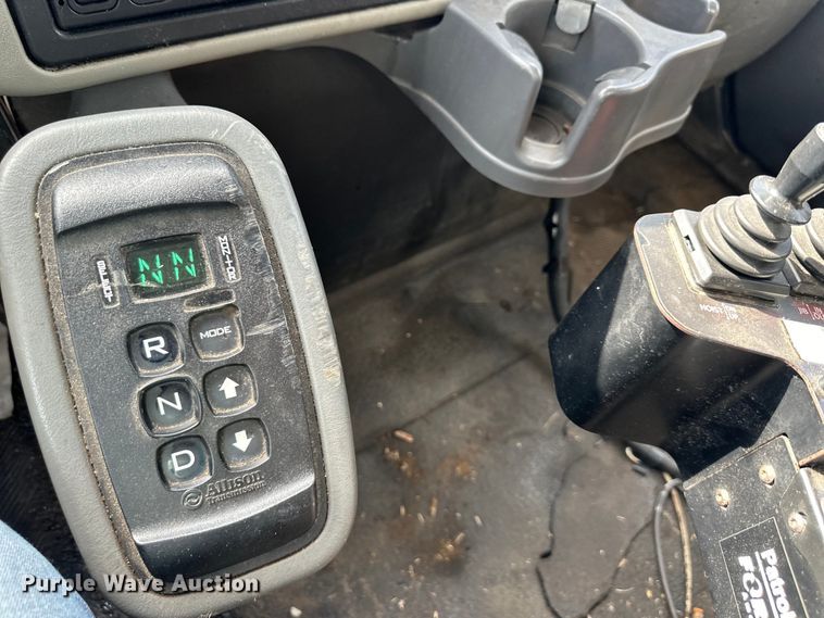 image for item DS4183 2011 International  Workstar  spreader truck