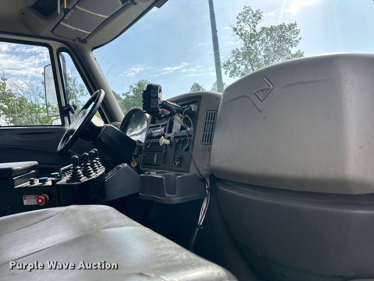 image for item DS4183 2011 International  Workstar  spreader truck