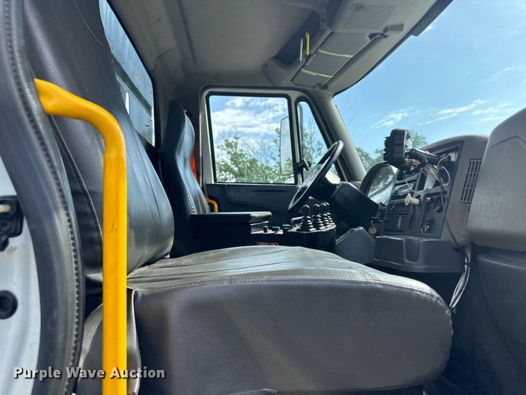 image for item DS4183 2011 International  Workstar  spreader truck