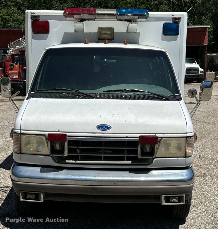 image for item DX0814 1995 Ford E350 ambulance