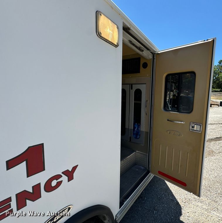 image for item DX0814 1995 Ford E350 ambulance