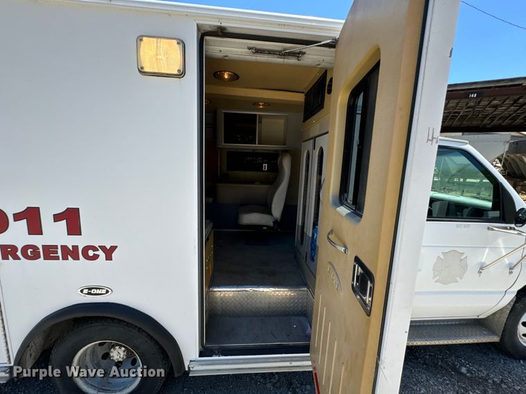 image for item DX0814 1995 Ford E350 ambulance