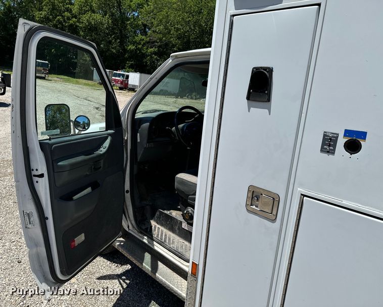 image for item DX0814 1995 Ford E350 ambulance