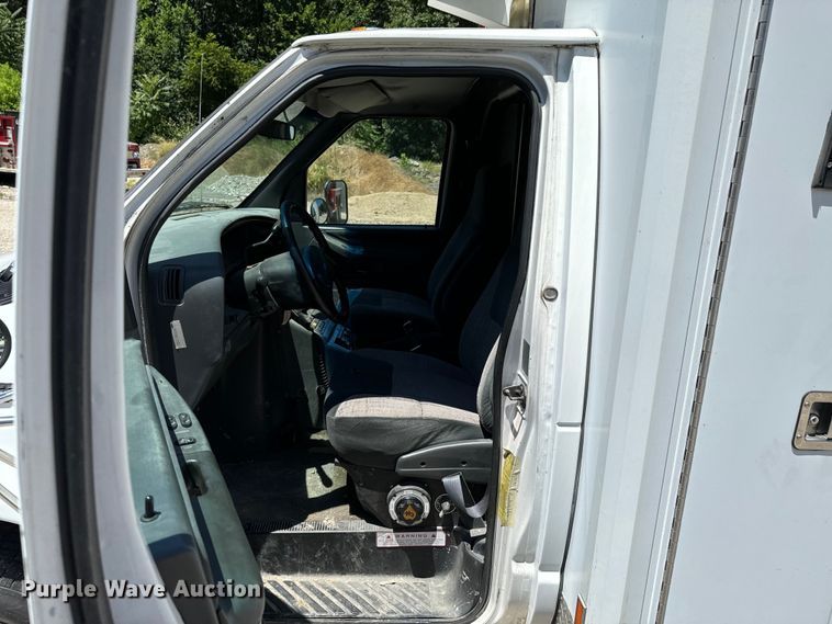 image for item DX0814 1995 Ford E350 ambulance